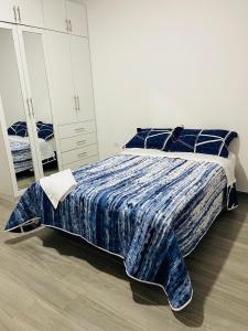 Een bed of bedden in een kamer bij Apartamento familiar NaturalSuite