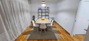 comedor con mesa de madera y sillas blancas en Apartamento Gómez, en Caravaca de la Cruz