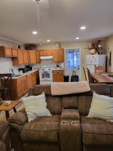 un salon avec un canapé et une cuisine dans l'établissement Historic GWALTNEY HOUSE-Cottage at St Andrew's Bay, à Panama City