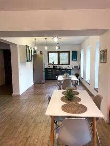 een keuken en een woonkamer met een tafel en stoelen bij Transylvania Mountain View CDI in Bran