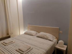 a bedroom with a bed with two towels on it at Lakefront 15 in Omegna