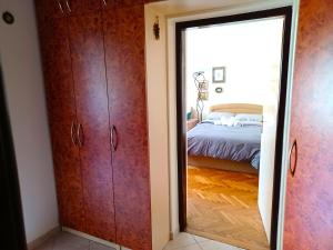een slaapkamer met een deur naar een bed bij Mali Plac Apartment in Zagreb