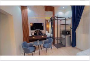 Habitación con escritorio, sillas y espejo. en فندق سكاي لاين, 