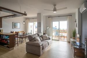 een woonkamer met een bank en een tafel bij Apartamentos Chimenea in Nerja