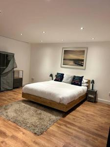 Tempat tidur dalam kamar di Spacious 1-Bed Apt in Stretford