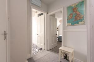 een hal met een deur met een kaart van Ierland op de muur bij Radbourne Apartments in Derby
