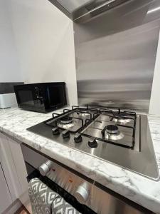 Dapur atau dapur kecil di Spacious 1-Bed Apt in Stretford