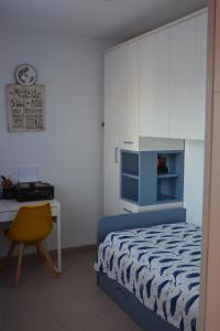Schlafzimmer mit einem Bett, einem Schreibtisch und einem Stuhl in der Unterkunft Serena Moncofa in Moncófa