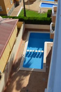 una vista aérea de una piscina en un edificio en Serena Moncofa, en Moncófar