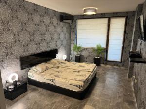 Apartments Las Tres Palmas في صوفيا: غرفة نوم بسرير كبير في غرفة