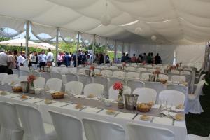 weißes Zelt mit weißen Tischen und weißen Stühlen in der Unterkunft Casa Rural Huerta Los Caños in Bienvenida + 16 Fotos
