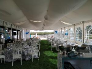 ein Zelt mit Tischen und Stühlen auf einem Feld in der Unterkunft Casa Rural Huerta Los Caños in Bienvenida