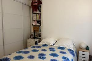 - une chambre avec un lit et une étagère dans l'établissement Charming apartment in the heart of Paris, à Paris