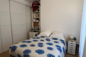 - une chambre avec un lit et une étagère dans l'établissement Charming apartment in the heart of Paris, à Paris