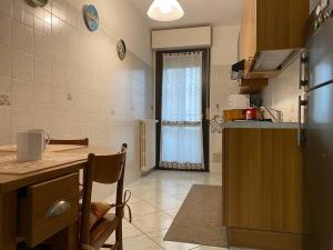 uma cozinha com um balcão e uma janela em Appartamento Adriano em Crescenzago