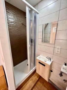 a bathroom with a shower and a sink at Novelda Centro Habitaciones con baño privado y compartido , cocina y terraza in Novelda