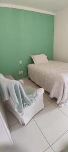 1 dormitorio con 2 camas y toallas en el suelo en Sobrado para temporada, en Camboriú
