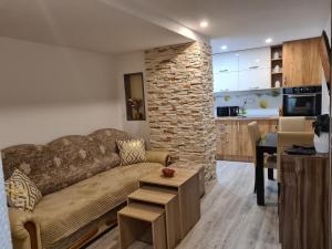 a living room with a couch and a kitchen at Leki Apartman in Travnik