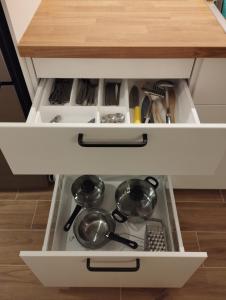 Een keuken of kitchenette bij Apartament Osowskie Zacisze