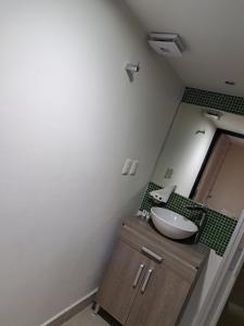 uma casa de banho com um lavatório e um espelho em Capital Luxury Apartments & Offices em Cidade do México