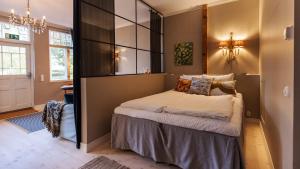 - une chambre avec un lit et un grand miroir dans l'établissement Villa Maija 2 Southside, à Hanko