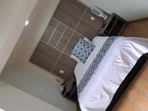 1 dormitorio pequeño con 1 cama con sábanas blancas en Capital Luxury Apartments & Offices, en Ciudad de México