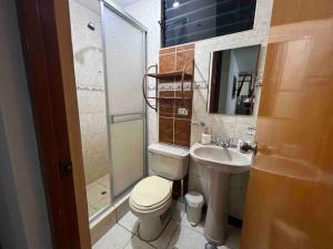 a bathroom with a toilet and a sink and a shower at Elegante Apartamento cerca de la Plaza de Armas de Arequipa in Arequipa