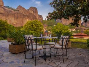 a table and chairs with a view of a mountain at Hotel Doupiani House in Kalabaka