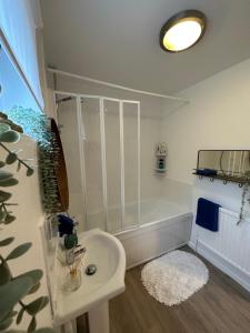 Ett badrum på Luxury 2 bedroom apartment!