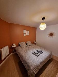 um quarto com uma cama com duas toalhas em NUIT CALME em Montigny-en-Gohelle