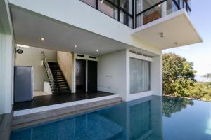 萬隆的住宿－Villa DagoResor Kanata 7BR 45peop Private Infinity Pool & Roof Garden，一座带游泳池的房子的图象
