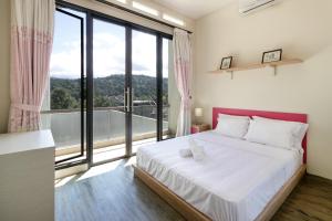 Giường trong phòng chung tại Villa DagoResor Kanata 7BR 45peop Private Infinity Pool & Roof Garden