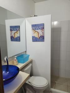 La salle de bains est pourvue de toilettes et d'un lavabo. dans l'établissement Condominio Milagros Coveñas, à Coveñas