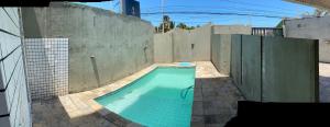 pusty basen w budynku w obiekcie Edifício Ocean garden w mieście São Luís