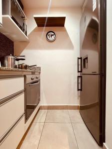 uma cozinha com um lavatório e um frigorífico em Palermo Studio AROZ2323-1A em Buenos Aires