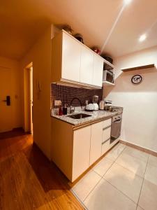 uma cozinha com armários brancos e uma bancada em Palermo Studio AROZ2323-1A em Buenos Aires