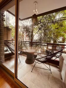 uma varanda com 2 cadeiras e uma mesa em Palermo Studio AROZ2323-1A em Buenos Aires