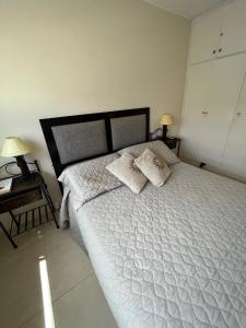 Кровать или кровати в номере Apartamento playa el Emir