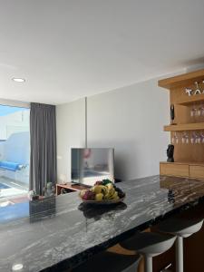 eine Küche mit einer Schale Obst auf der Theke in der Unterkunft Beach Paradise in Tías