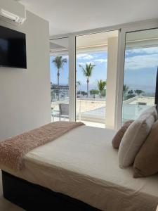 ein Schlafzimmer mit einem Bett mit Blick auf das Meer in der Unterkunft Beach Paradise in Tías