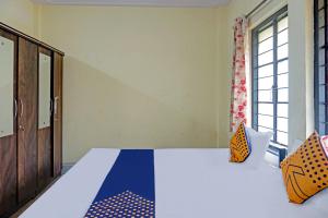 a bedroom with a bed with a blue and orange comforter at SPOT ON Hotel Prakash Residency, Near Hanuman Gym Ajmera Colony, Pimpri in Chinchwad