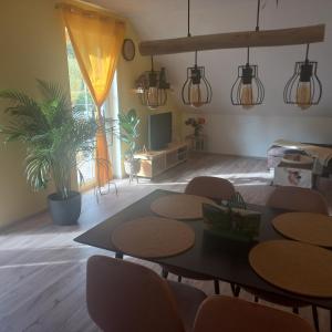 een woonkamer met een tafel en stoelen bij KiKo in Amoltern