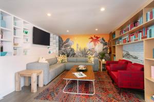 ein Wohnzimmer mit einem Sofa und einem roten Sofa in der Unterkunft The Wayfarer San Diego in San Diego