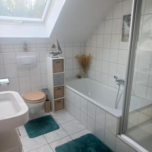 een badkamer met een bad, een toilet en een wastafel bij KiKo in Amoltern