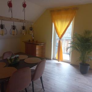 een eetkamer met een tafel en stoelen en een raam bij KiKo in Amoltern