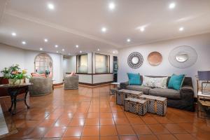 Lobby o reception area sa Protea Hotel by Marriott Johannesburg Balalaika Sandton