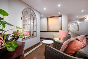 uma sala de estar com dois sofás e uma janela em Protea Hotel by Marriott Johannesburg Balalaika Sandton em Joanesburgo