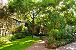 En trädgård utanför Protea Hotel by Marriott Johannesburg Balalaika Sandton
