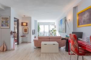 a living room with a couch and a table at Center Templo Garden parking gratis in Granada