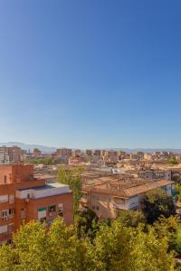 vistas a una ciudad con edificios y árboles en Céntrico apartamento Templo Quevedo Gran parking gratis, en Granada